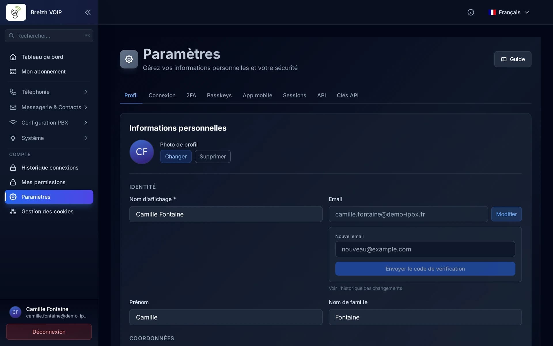 La nouvelle adresse se saisit d'abord, le code de vérification arrive ensuite.