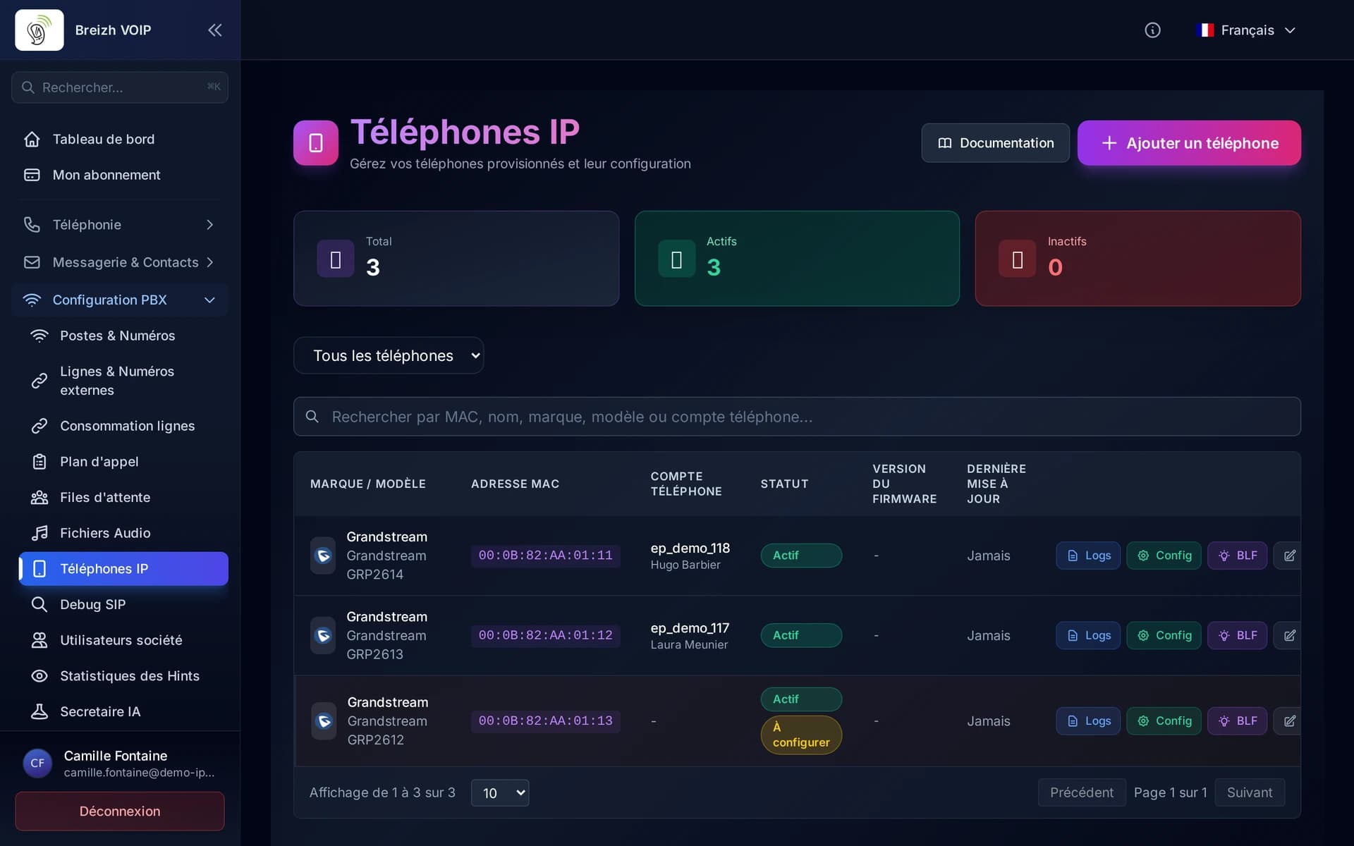 Trois téléphones. Le dernier s'est annoncé tout seul et attend qu'on lui attribue un compte.