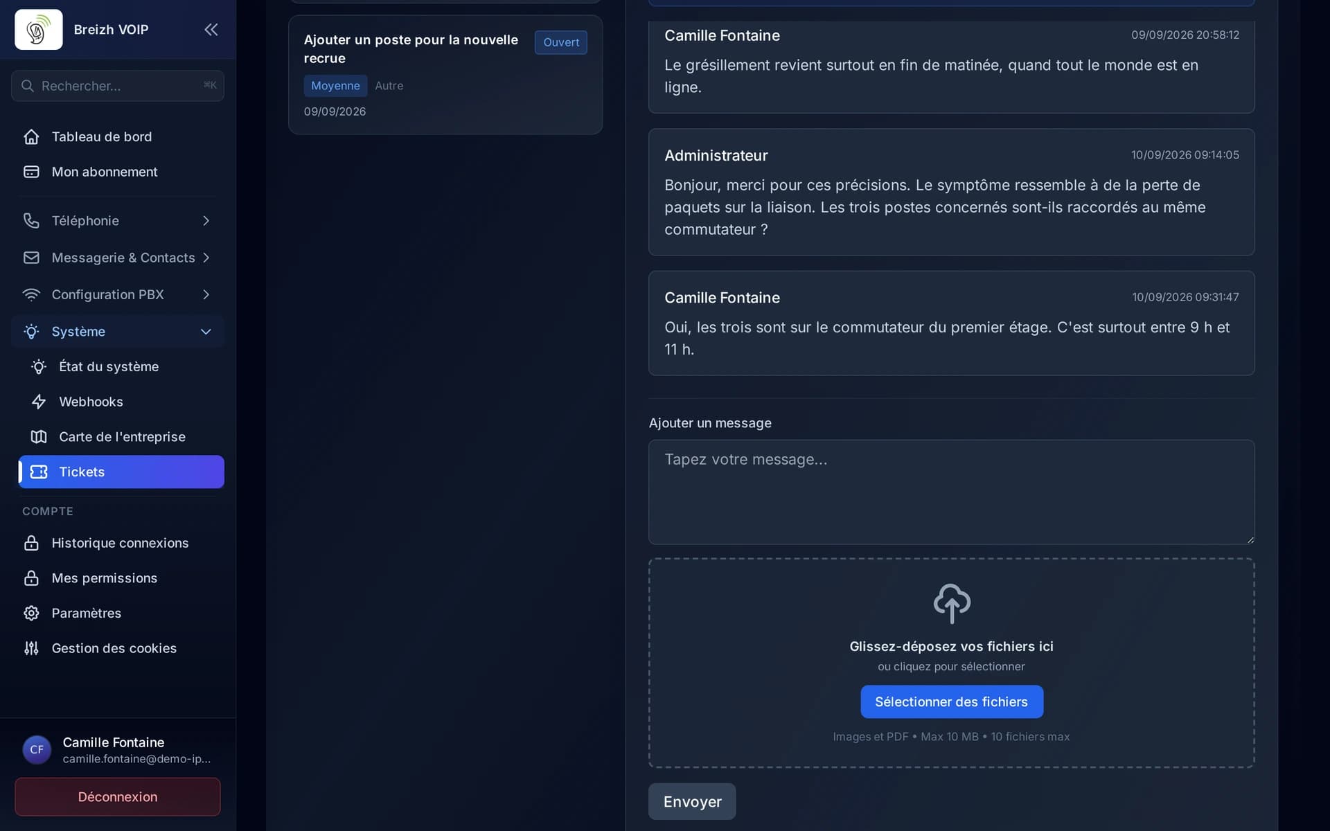 Le fil d'un ticket en cours, avec la question du support et la réponse du client.